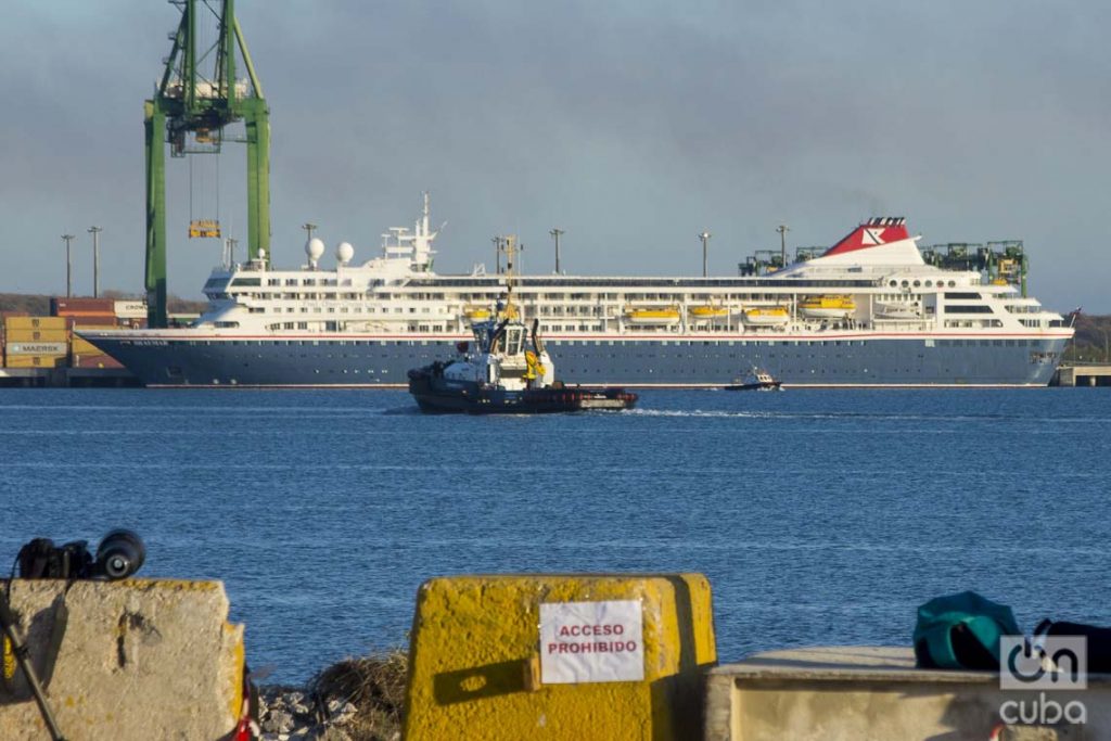 El crucero MS Braemar, con cinco casos confirmados de COVID-19 a bordo, tras su llegada al puerto cubano del Mariel, desde donde fueron evacuados sus pasajeros y parte de sus tripulantes, para su salida rumbo al Reino Unido, el miércoles 18 de marzo de 2020. Foto: Otmaro Rodríguez.