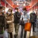 Varias personas con mascarillas compran en un mercado en Beijing, el 14 de marzo de 2020. Foto: AP/Mark Schiefelbein.