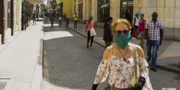 Una mujer usa un nasobuco en La Habana, como medida de seguridad frente a la COVID-19. Foto: Otmaro Rodríguez.