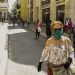 Una mujer usa un nasobuco en La Habana, como medida de seguridad frente a la COVID-19. Foto: Otmaro Rodríguez.