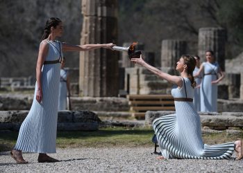 Mujeres vestidas de sacerdotisas participan en la ceremonia de encendido de la llama olímpica en la antigua Olimpia. Foto: Yorgos Karahalis/AP.