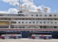 Operación de evacuación de los pasajeros del crucero británico MS Braemar, con cinco casos confirmados de COVID-19, en el puerto del Mariel, al oeste de La Habana, el miércoles 18 de marzo de 2020. Foto: Adalberto Roque / Pool / EFE.