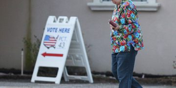 Una mujer acude a votar en las elecciones primarias en Pensacola, Florida, el 17 de marzo de 2020. Foto: Mike Kittrell / EFE.