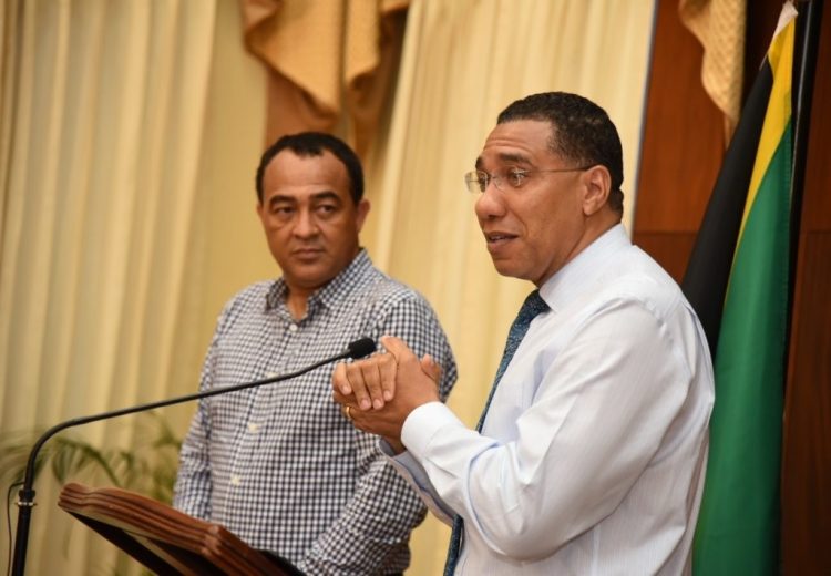 El primer ministro de Jamaica, Andrew Holness (derecha) y el ministro de Salud y Bienestar, el Dr. Christopher Tufton, durante una conferencia de prensa de emergencia. Foto: Adrian Walker, JIS, tomada de https://buzz-caribbean.com/