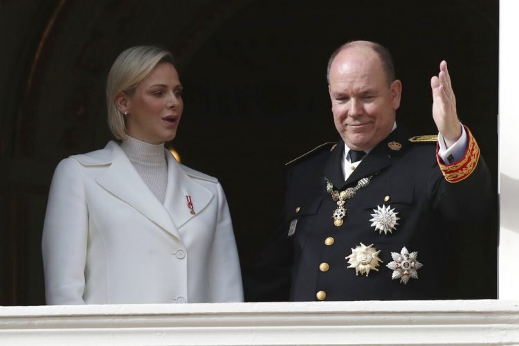 El príncipe Alberto II de Mónaco y su esposa la princesa Charlene. Foto: Daniel Cole / AP / Archivo.