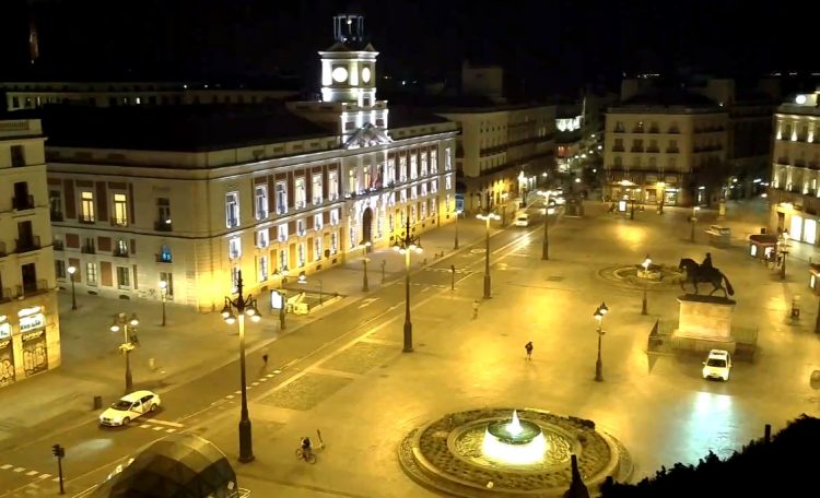 La Puerta del Sol en Madrid, en la noche del sábado 14 de marzo, vacía. Foto: skylinewebcams.com
