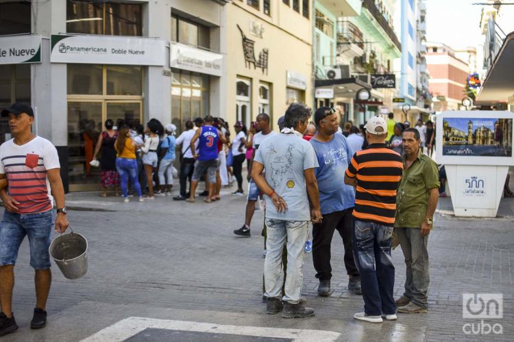 Personas en calles de La Habana. Foto: Otmaro Rodríguez