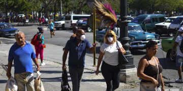 El presidente cubano Miguel Díaz-Canel alertó este lunes sobre el posible aumento de casos de la COVID-19 en Cuba en los próximos días y llamó a la población a ganar en percepción de riesgo.