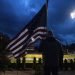 Un hombre sostiene la bandera de Estados Unidos mientras sigue un partido de la Liga de Fútbol de Estados Unidos en Tacoma, Washington. Foto: Joshua Bessex/The News Tribune via AP.