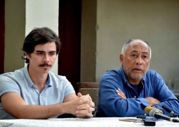 El cineasta cubano Rigoberto López (1947-2019) junto al actor Daniel Romero Pildain, protagonista de "El Mayor", en conferencia de prensa en la ciudad de Camagüey el 16 de enero de  2018. Foto: Rodolfo Blanco/ACN.