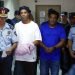 Ronaldinho y su hermano Roberto de Assis Moreira llevados por la policía a declarar ante una jueza de Asunción el 7 de marzo del 2020. Los dos fueron detenidos por ingresar a Paraguay con pasaportes falsos. Foto: Jorge Sáenz/AP.