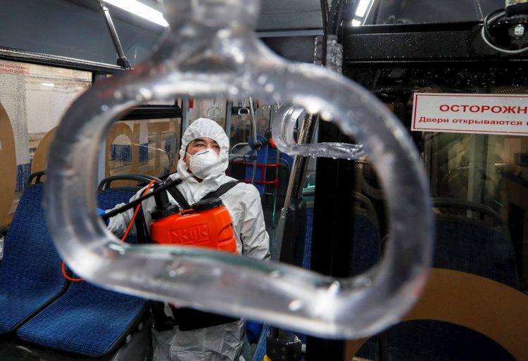 Un trabajador desinfecta el interior de un autobús de pasajeros en Moscú, Rusia, el 20 de marzo de 2020. Todos los vehículos urbanos se lavan con desinfectantes varias veces al día. Foto: Sergei Ilnitsky/EFE/EPA.