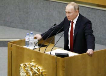 El presidente ruso Vladimir Putin habla en una sesión previa a la votación sobre enmiendas constitucionales en la cámara baja del Parlamento, en Moscú el martes 10 de marzo de 2020. Foto: AP/Pavel Golovkin.
