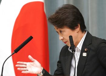 La ministra a cargo de los Juegos Olímpicos de Tokio, Seiko Hashimoto, en una conferencia de prensa en septiembre de 2019. Foto: Eugene Hoshiko, archivo/AP.