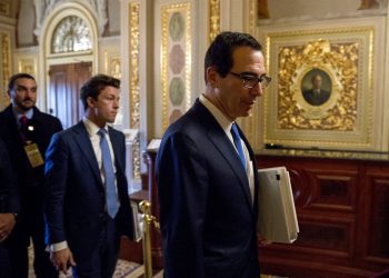 El secretario del Tesoro de EEUU, Steven Mnuchin, camino a un encuentro con el senador demócrata Chuck Schumer en el Capitolio en Washington, 23 de marzo del 2020.  Foto: AP Photo/Andrew Harnik.