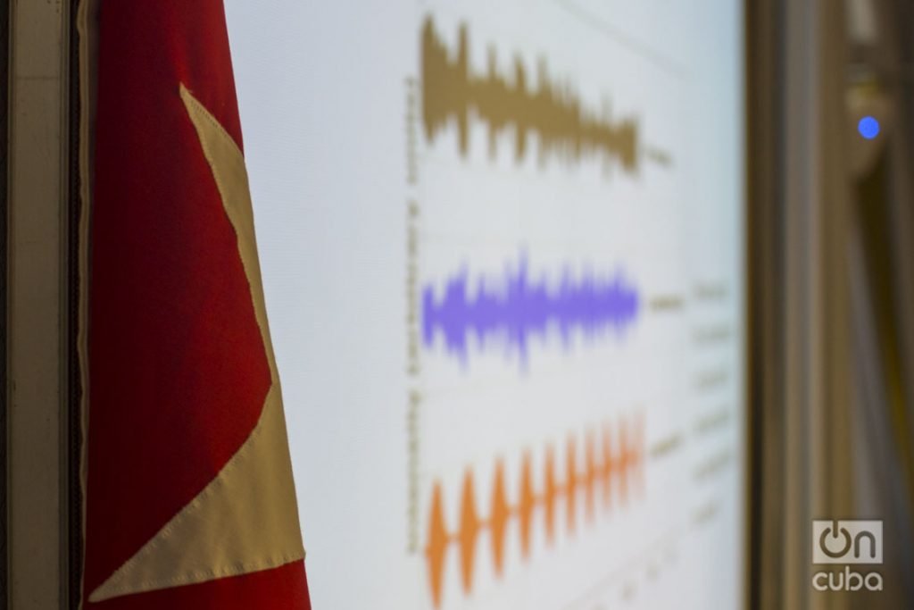Diapositiva de ondas sonoras relacionadas con los suspuestos ataques sónicos sufridos por diplomáticos norteamericanos en Cuba, presentada durante los debates del evento "Is There a Havana´s Syndrome?", realizado en el Centro de Neurociencias de Cuba los días 2 y 3 de marzo de 2020. Foto: Otmaro Rodríguez.