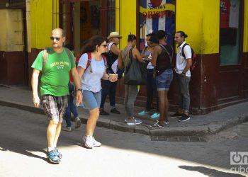 Turistas (en primer plano) en La Habana Vieja, el viernes 20 de marzo de 2020. Foto: Otmaro Rodríguez.