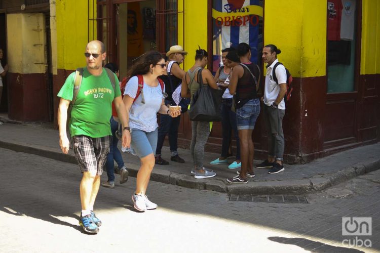 Turistas (en primer plano) en La Habana Vieja, el viernes 20 de marzo de 2020. Foto: Otmaro Rodríguez.