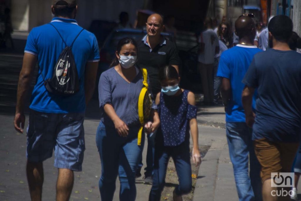 Una madre y su hija usando nasobucos en La Habana, como medida de protección frente a la pandemia de COVID-19. Foto: Otmaro Rodríguez.