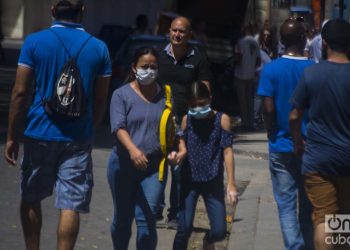 Una madre y su hija usando nasobucos en La Habana, como medida de protección frente a la pandemia de COVID-19. Foto: Otmaro Rodríguez.
