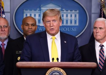 El cirujano general de EE.UU,  Jerome Adams (segundo de izquierda a derecha) durante una conferencia de prensa del presidente Trump en la Casa Blanca. Foto: Saul Loeb/AFP.