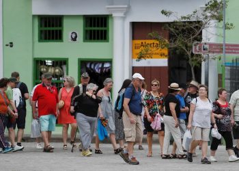 Turistas pasean por La Habana Vieja el jueves 12 de marzo de 2020, un día después de que el Ministerio de Salud de la Isla confirmara los primeros casos positivos de infección del coronavirus causante de Covid-19 en en tres visitantes italianos. Foto: Yander Zamora / EFE.