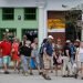 Turistas pasean por La Habana Vieja el jueves 12 de marzo de 2020, un día después de que el Ministerio de Salud de la Isla confirmara los primeros casos positivos de infección del coronavirus causante de Covid-19 en en tres visitantes italianos. Foto: Yander Zamora / EFE.