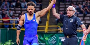 El librista Alejandro Valdés (i) obtuvo uno de los boletos olímpicos ganados por la lucha cubana en el clasificatorio de Ottawa, Canadá. Foto: @wrestling / Twitter.