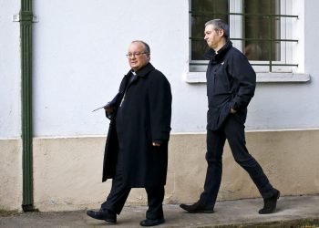 En esta foto de archivo, el arzobispo Charles Scicluna, izquierda, y monseñor  Jordi Bertomeu, caminan a una conferencia de prensa en Santiago de Chile. Foto: Esteban Felix/ AP.