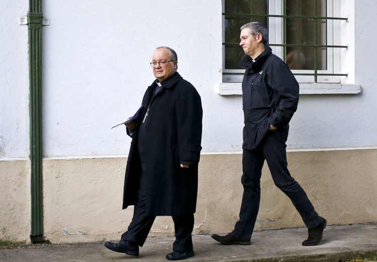 En esta foto de archivo, el arzobispo Charles Scicluna, izquierda, y monseñor  Jordi Bertomeu, caminan a una conferencia de prensa en Santiago de Chile. Foto: Esteban Felix/ AP.