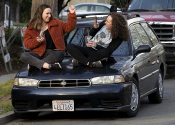 Dos hermanas fiestando fuera de su hogar en Townsend Avenue, Oakland, California. Foto: Santiago Mejia/The Chronicle.