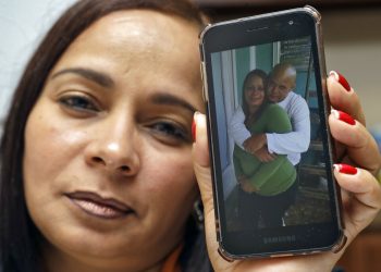 Yarelis Gutiérrez Barrios sostiene un celular con la fotografía de ella y su pareja Roylan Hernández Diaz, un solicitante de asilo en Estados Unidos que se suicidó en una celda de Luisiana. Foto: Chris O'Meara/AP.