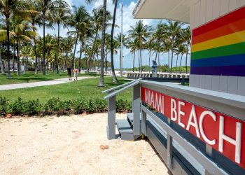 "Si abrimos es seguro que muchos miles acudirán a nuestras millas de playas abiertas en South Beach y North Beach y en cualquier lugar intermedio, habrá jóvenes en vacaciones de primavera permanentes y personas con ganas de salir", dijo el alcalde de Miami Beach. | EFE/Cristóbal Herrera