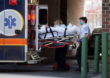 Una ambulancia descarga un enfermo de coronavirus en un hospital de Chelsea, Massachusetts. | EFE/CJ GUNTHER