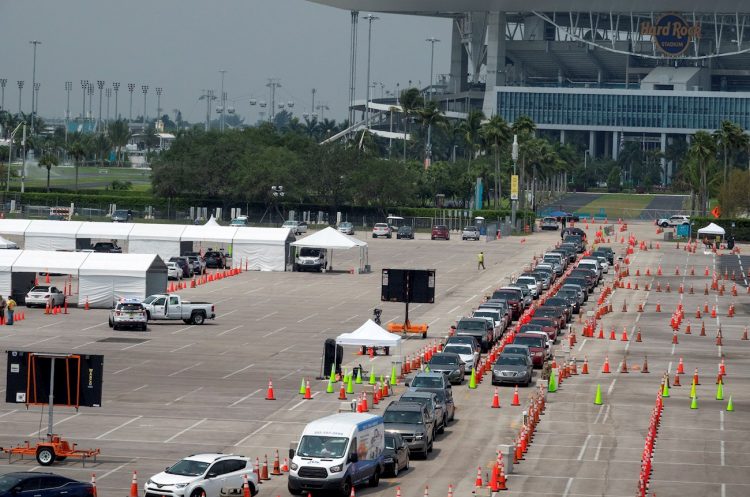La Guardia Nacional lleva a cabo pruebas de detección del coronavirus en los estacionamientos del Hard Rock Café al norte de Miami. | EFE/Cristóbal Herrera