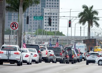 Pese a que Miami-Dade continúa con los más altos niveles de contagio en Florida, el fin de semana una 50 personas salieron a la calle a pedir la reapertura de las actividades comerciales. | EFE/Cristóbal Herrera