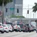 Pese a que Miami-Dade continúa con los más altos niveles de contagio en Florida, el fin de semana una 50 personas salieron a la calle a pedir la reapertura de las actividades comerciales. | EFE/Cristóbal Herrera