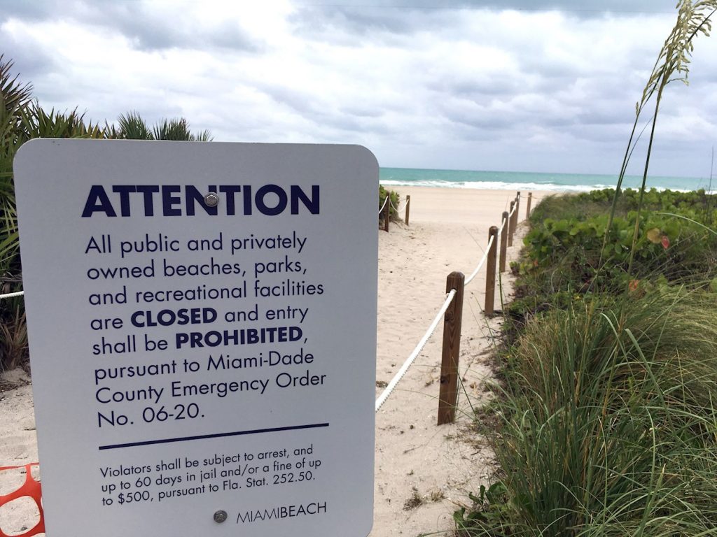 Un cartel anuncia el cierre de la playa este 14 de mayo de 2020 en Miami Beach, Florida. Foto: Ivonne Malaver / EFE.
