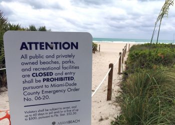 Un cartel anuncia el cierre de la playa este 14 de mayo de 2020 en Miami Beach, Florida. Foto: Ivonne Malaver / EFE.