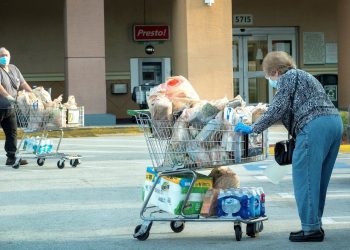 Dos ancianos hacen compras en un supermercado Publix, de Miami. Foto: Cristóbal Herrera/ EFE.