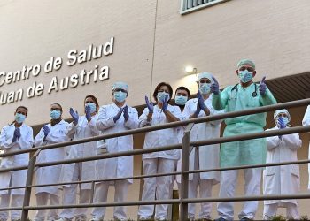 Personal sanitario del Centro de Salud Juan de Austria de Alcalá de Henares devuelven los aplausos durante el homenaje diario por parte de los vecinos por su labor en la lucha contra la pandemia del coronavirus. EFE/ Fernando Villar