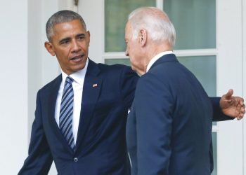 En esta foto del 9 de noviembre del 2016, el presidente Barack Obama, acompañado por el vicepresidente Joe Biden, camina de regreso a su oficina en La Casa Blanca. Foto: AP/Pablo Martinez Monsivais.