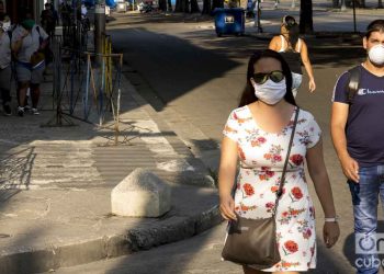 Personas con nasobuco por las calles del Vedado, La Habana. Fotos: Otmaro Rodríguez.