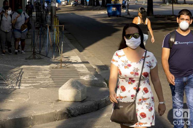 Personas con nasobuco por las calles del Vedado, La Habana. Fotos: Otmaro Rodríguez.
