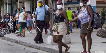 Personas usando nasobuco en La Habana, como medida de protección ante la pandemia de coronavirus. Foto: Otmaro Rodríguez.