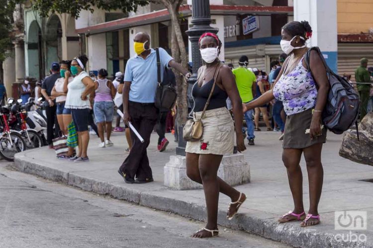 Personas usando nasobuco en La Habana, como medida de protección ante la pandemia de coronavirus. Foto: Otmaro Rodríguez.