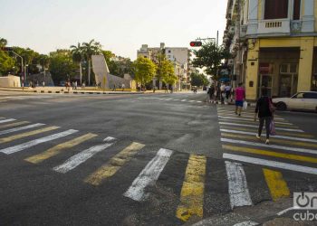 Cuba tiene hasta el momento 766 casos de contagios, 21 muertes y 2 mil 501 personas permanecen ingresadas. En la imagen: intercepción de las calles San Lázaro e Infanta, La Habana. Foto: Otmaro Rodríguez.