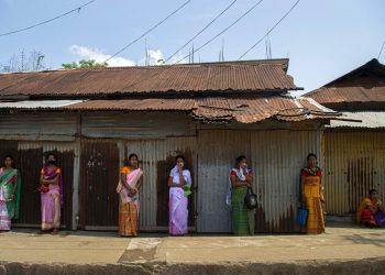 Varias mujeres hacen una cola manteniendo la distancia social en Daranggiri,  India, el lunes 20 de abril de 2020. Foto: Anupam Nath/AP.