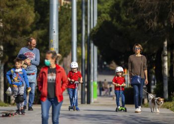 Padres e hijos caminan por un bulevar en Barcelona, España, durante la pandemia de coronavirus en el año 2020. Foto: Emilio Morenatti / AP / Archivo.