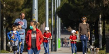 Padres e hijos caminan por un bulevar en Barcelona, España, durante la pandemia de coronavirus en el año 2020. Foto: Emilio Morenatti / AP / Archivo.